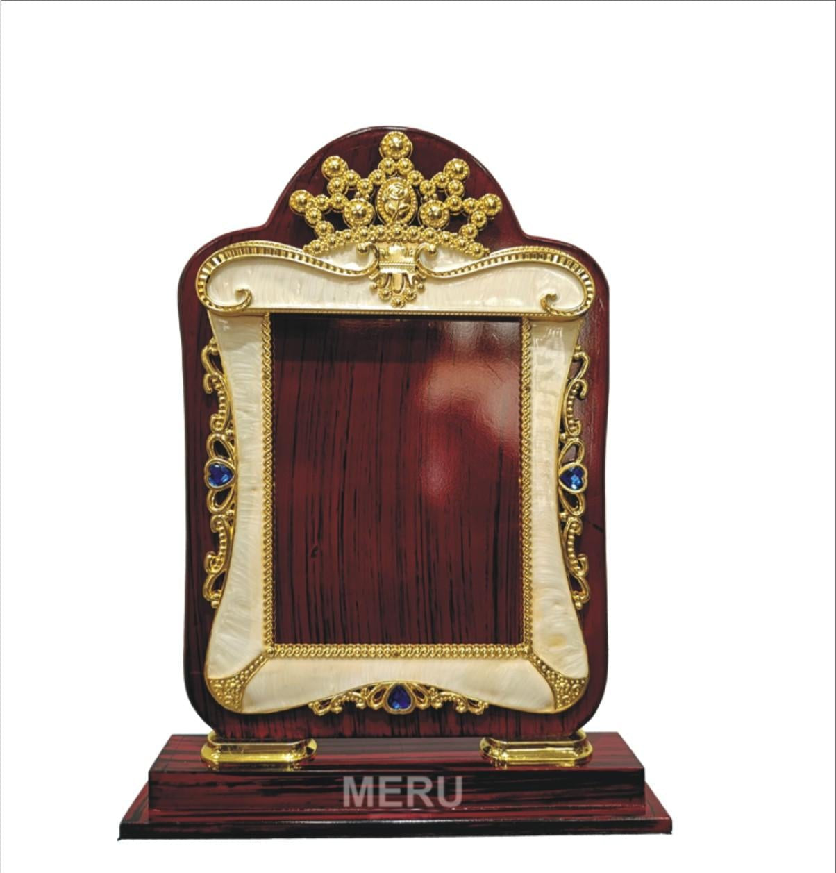 Elegant wooden memento trophy showcasing a classic design.