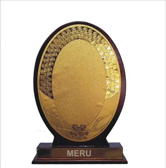 Elegant wooden memento award with gold accents; ideal for recognition.